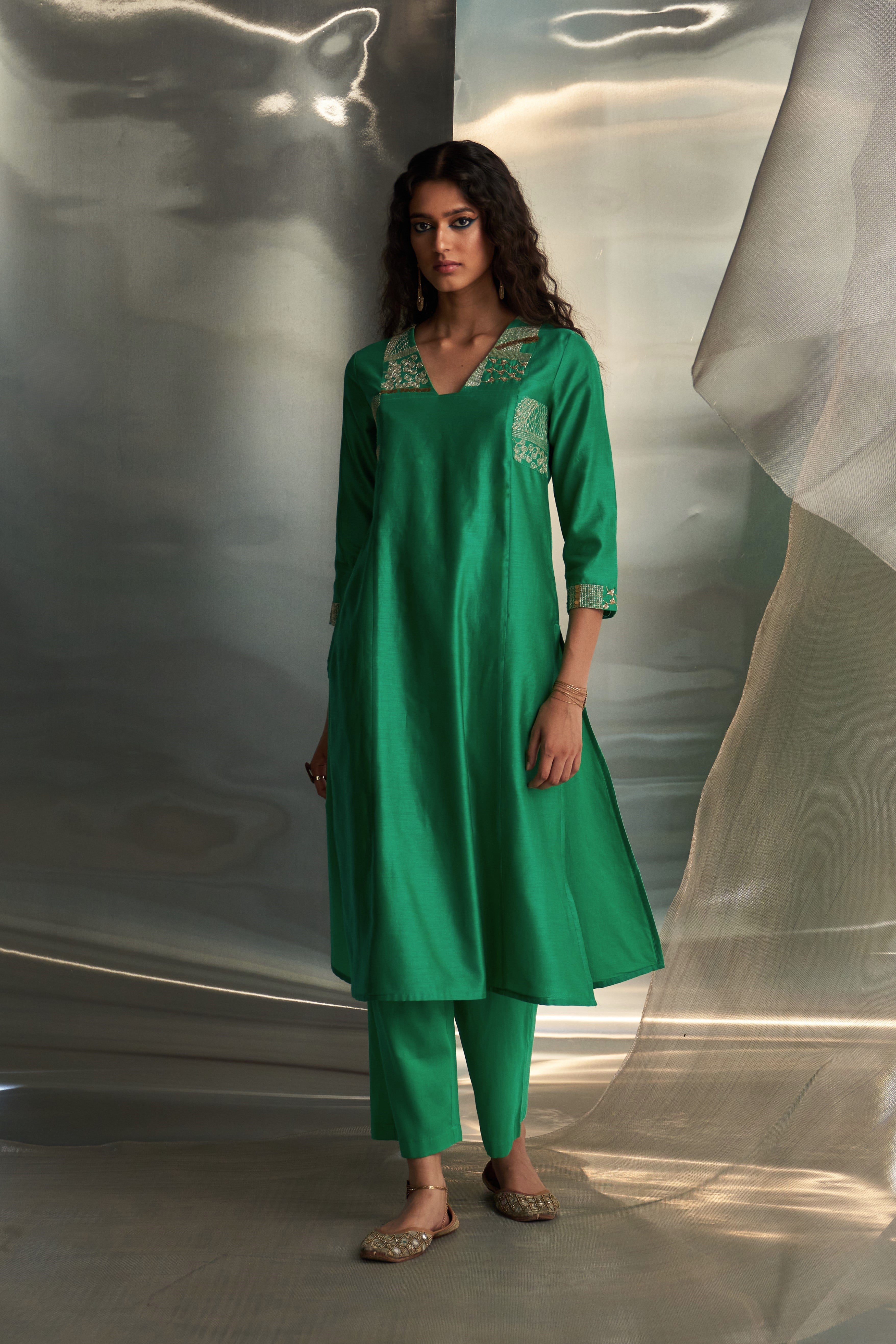 CY Charkhee Lush Green Straight Kurta Set Front 2