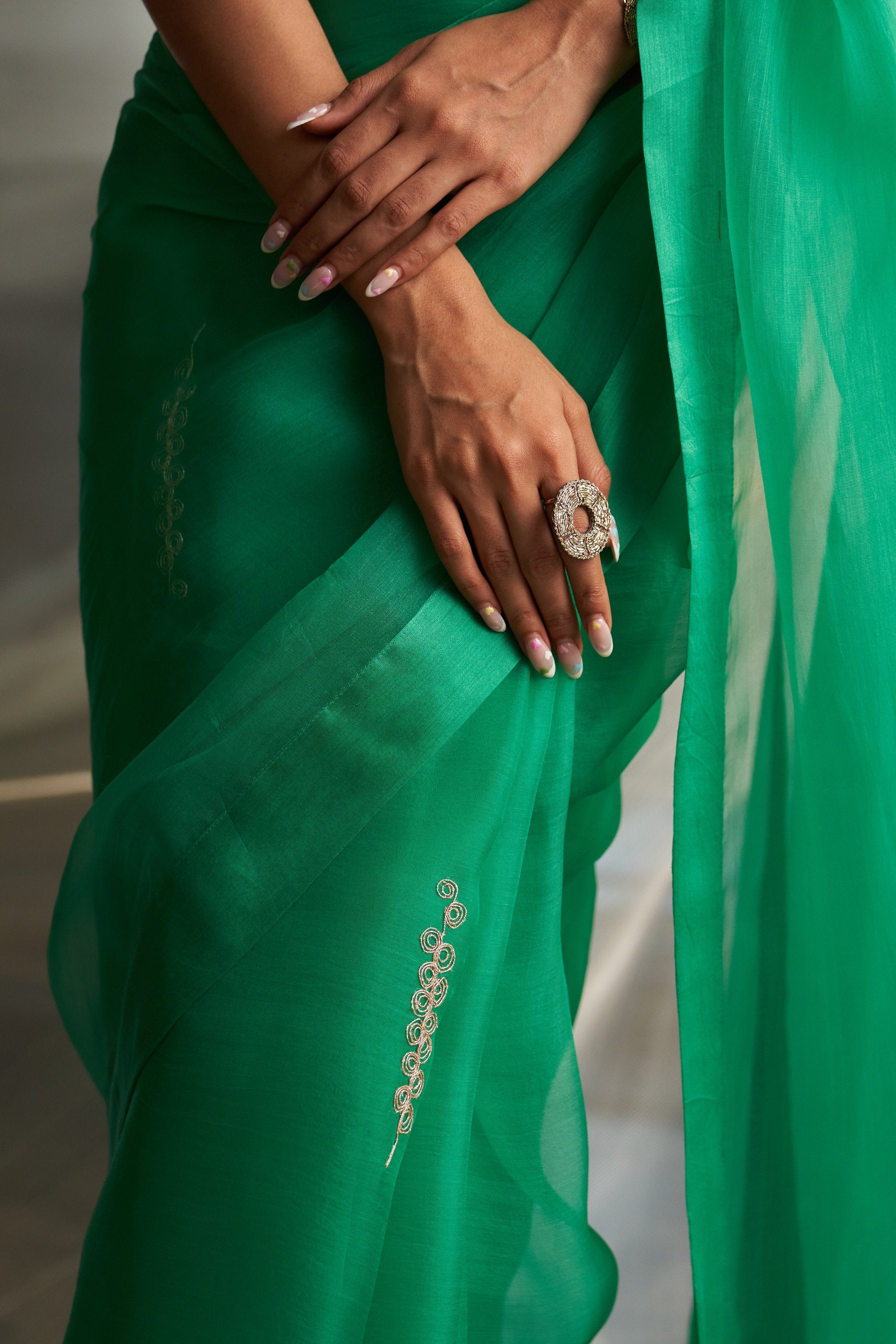 CY Charkhee Lush Green Saree With Lush Green Sleeveless Blouse Closeup 2