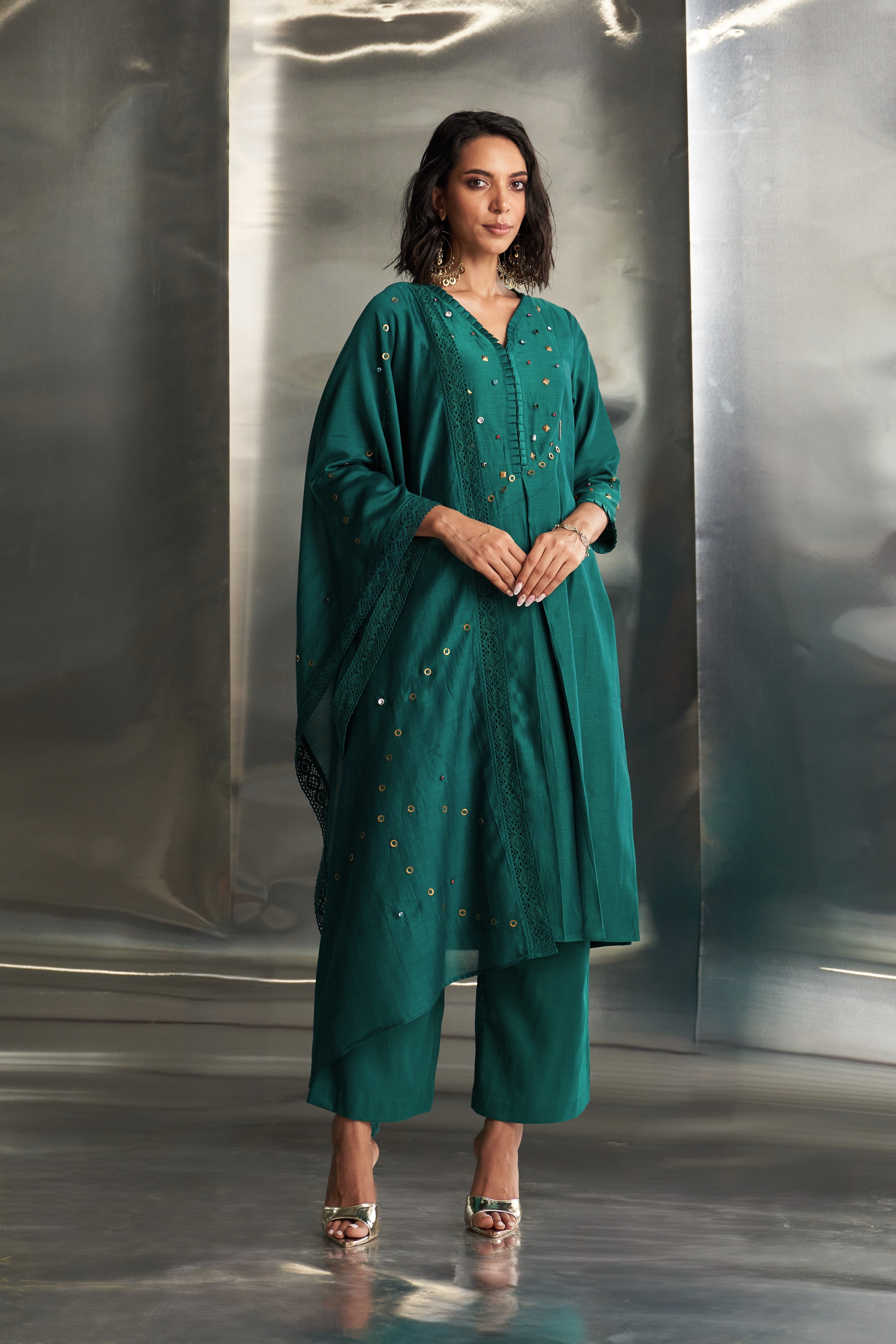 CY Charkhee Emerald Green Chanderi Pleated Neck Kurta Set Side 1