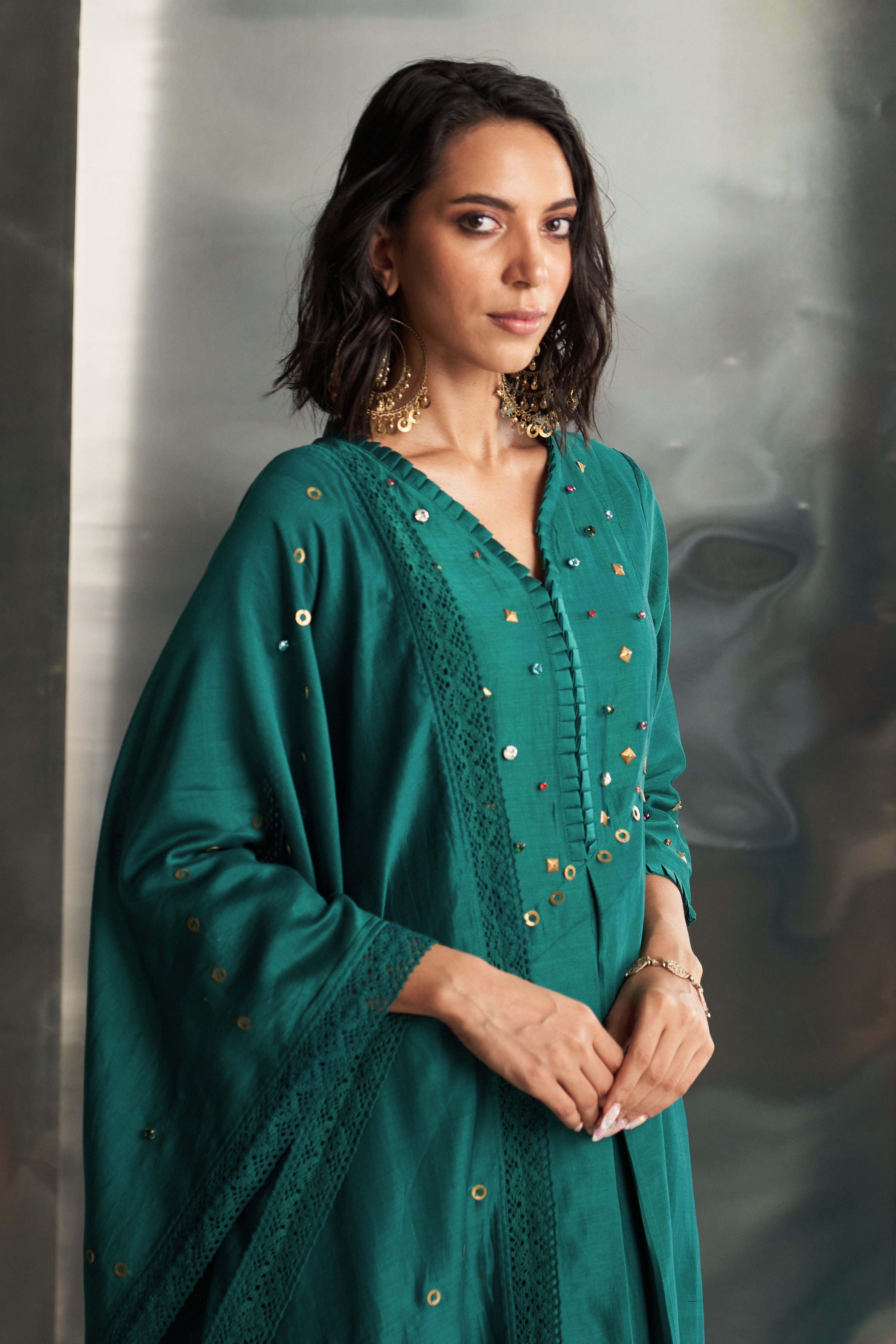 CY Charkhee Emerald Green Chanderi Pleated Neck Kurta Set Closeup 1