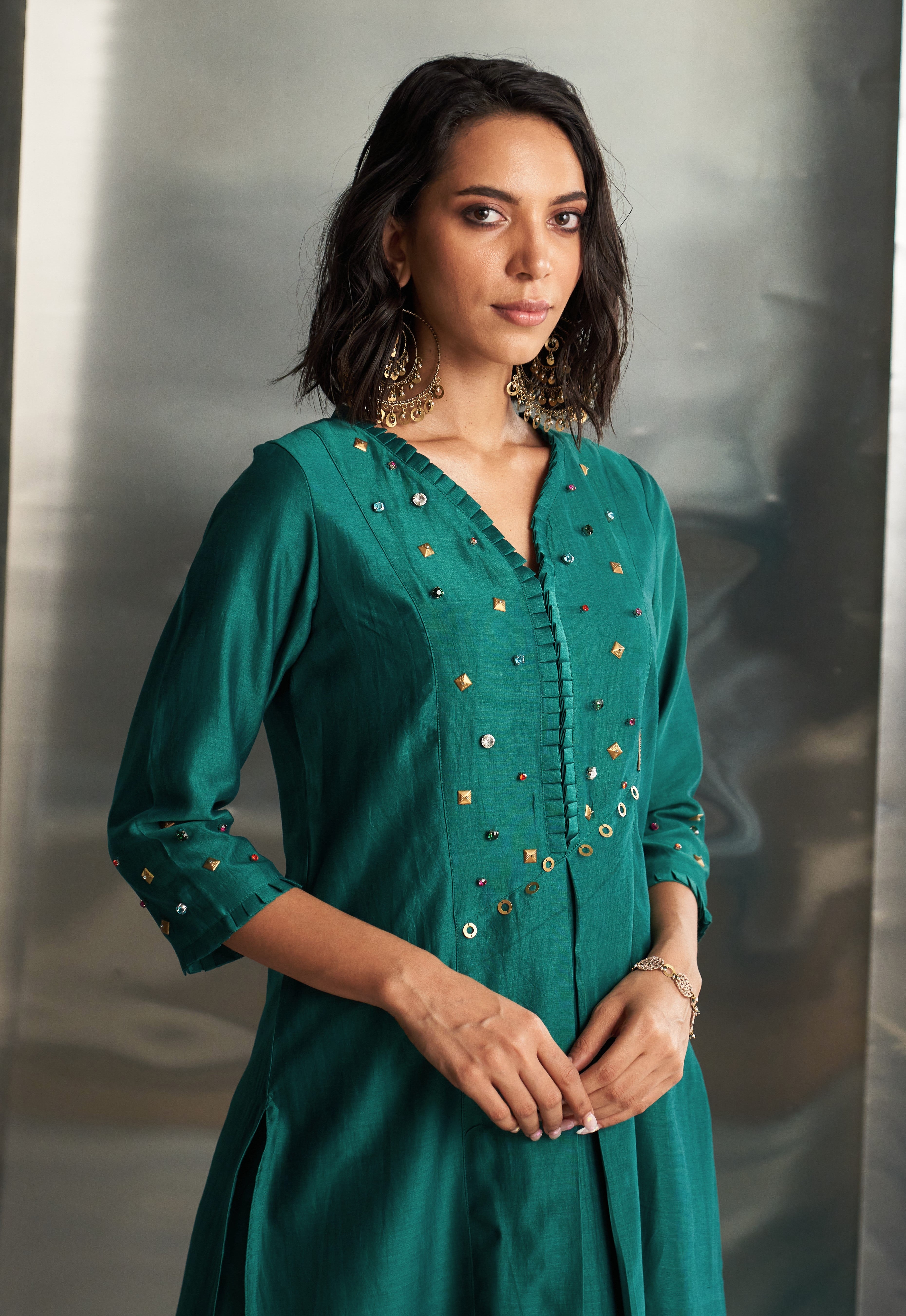 CY Charkhee Emerald Green Chanderi Pleated Neck Kurta Set Closeup 2