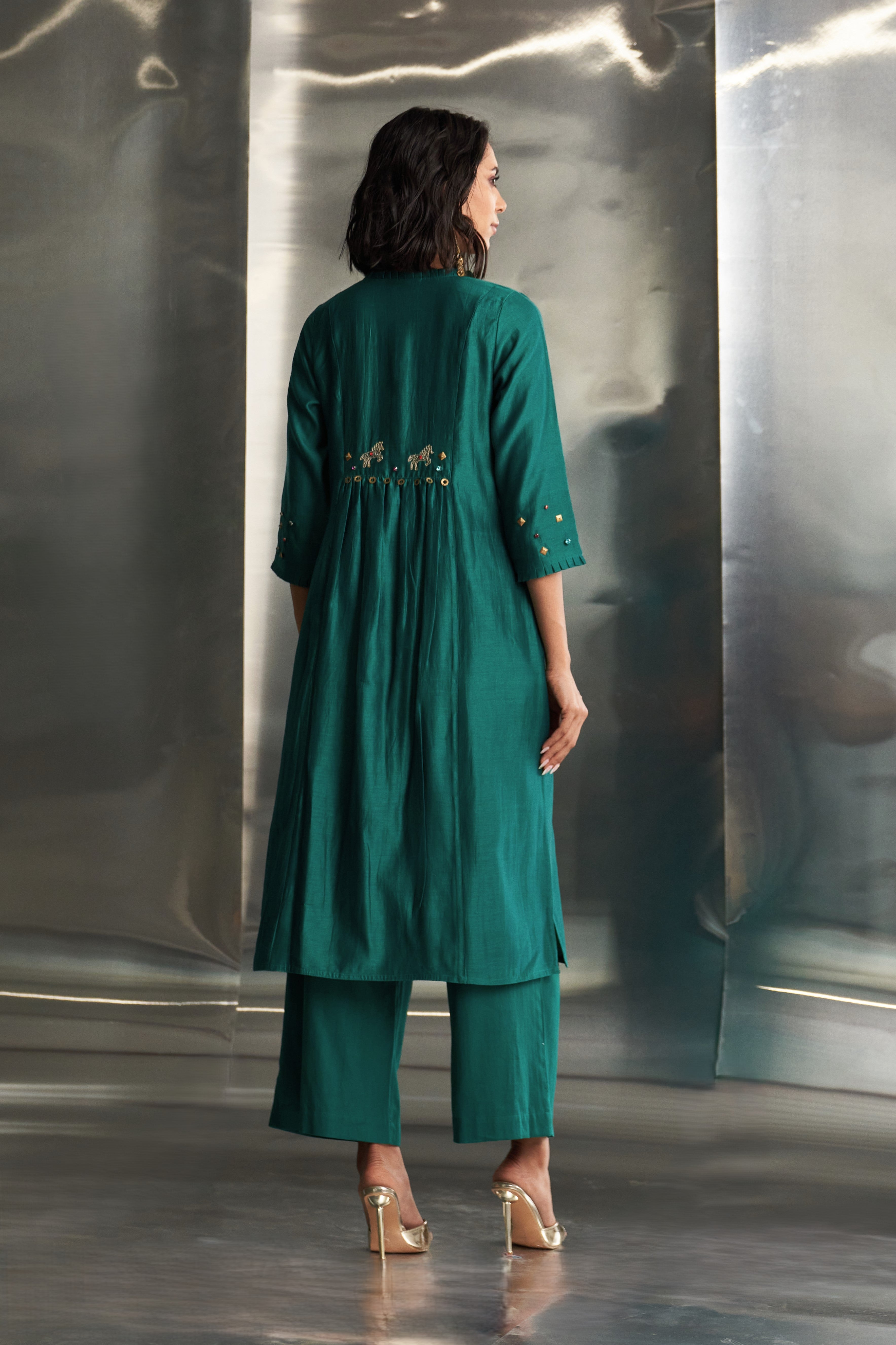 CY Charkhee Emerald Green Chanderi Pleated Neck Kurta Set Back 1