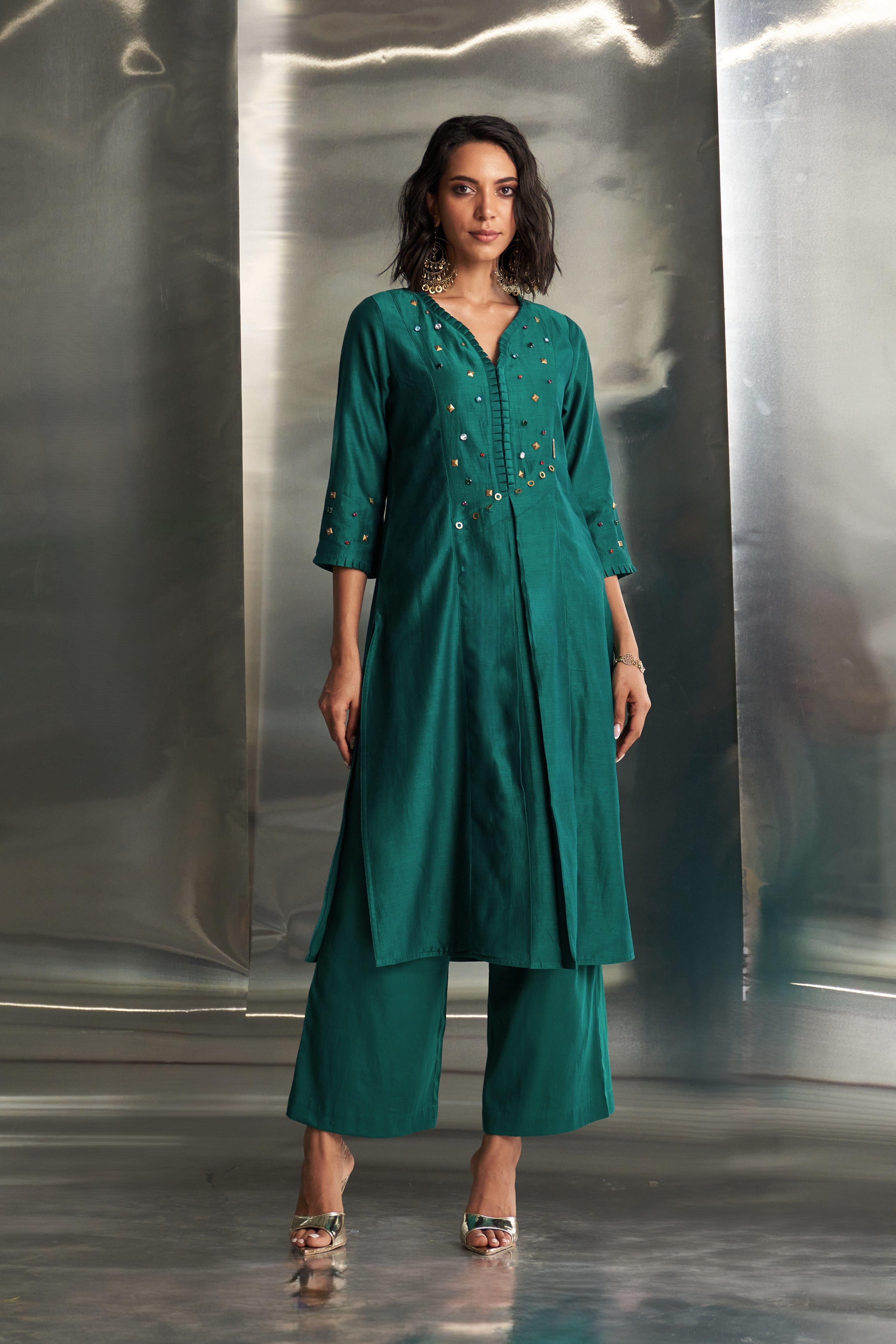 CY Charkhee Emerald Green Chanderi Pleated Neck Kurta Set Front 1