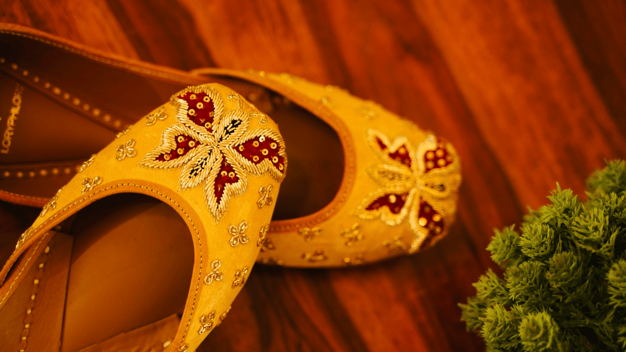 Titli - Golden Jutti Set