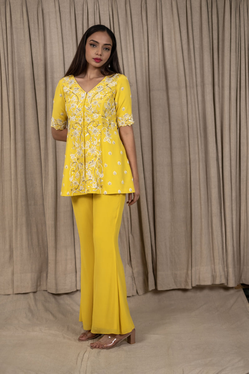 Buy online Bell Sleeves Straight Kurti from Kurta Kurtis for Women by Jc4u  for ₹399 at 60% off | 2024 Limeroad.com